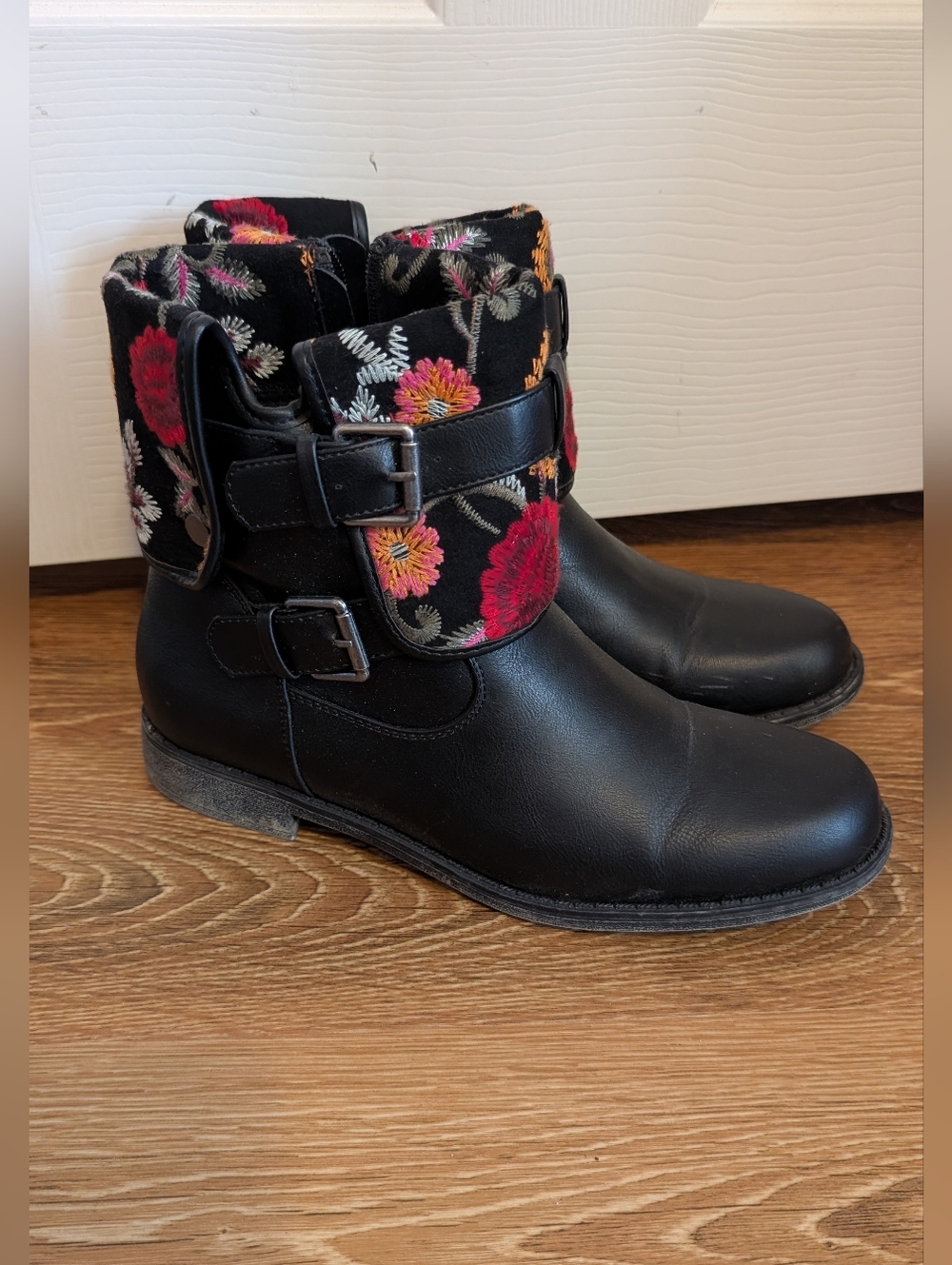 JustFab Black Ankle Boots with Floral Embroidered Cuff Size 9